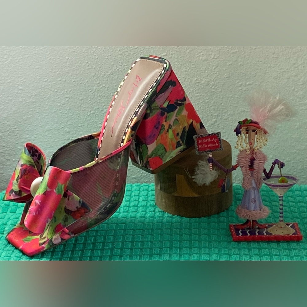 NEW..WOMENS BETSEY JOHNSON PINK FLORAL BOW WEDGE SANDALS 9 - Picture 2 of 16